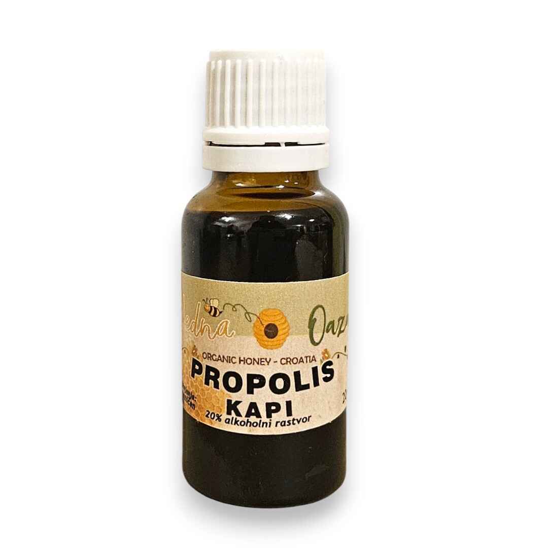 Propolis kapi Tako se propolis prvenstveno može koristiti za: Za liječenje upale grla i raznih tegoba respiratornog sustava. Posebnost propolisa je ta što bakterije u organizmu ne stvaraju otpornost na njega i što nema štetnih nuspojava. Preventivno djeluje kod upale grla, ublažava tegobe respiratornog sustava te jača imunološki sustav. Uklanjanje herpesa i lišajeva na koži. Mast od propolisa uklanja lišajeve na koži te skraćuje trajanje herpesa na usnicama i na intimnom području. Neka istraživanja pokazala su da korištenjem masti od propolisa herpes prođe brže nego bi prošao konvencionalnim metodama, tj. antivirusnim kremama. Ublažavanje alergijskih simptoma. Postoje naznake da propolis ublažava napadaje astme. U jednom istraživanju astmatičari koji su konzumirali propolis doživjeli su manje noćnih napadaja astme. Usporavanje rasta stanica raka. U nekim istraživanja propolis je uspješno usporio rast stanica raka jetre, maternice, dojke, kože, debelog crijeva i bubrega. Ubrzava zacjeljivanje rana i opeklina. Mast od propolisa može zacijeliti opekline unutar 11 dana, a nakon operativnih zahvata usne šupljine, propolis ubrzava period zacjeljivanja rana i smanjuje mogućnost infekcije. Sprječavanje nastanka karijesa. Propolis se koristi za prevenciju razvoja karijesa, upale desni i oralne kandidijaze te ublažava osjetljivost zuba i loš zadah. Iz tog razloga na tržištu postoje i paste za zube s dodatkom propolisa, pa nikako neće biti na odmet da propolis dodate uobičajenoj svakodnevnoj usnoj higijeni. Propolis je prirodni antibiotk koji pored nabrojanih tegoba snažno podiže imunitet organizma i popravalja opće stanje i otpornost. Propolis se također preventivno koristi kod akutnih stanja promuklosti, parodontoze te pojave afti u usnoj šupljini. Sprječava nastajanje zubnog plaka i karijesa, a kao prirodni antibiotik djeluje protuupalno, potiče cirkulaciju krvi i epitelizaciju lakših opeklina, površinskih oštećenja kože i herpesa.